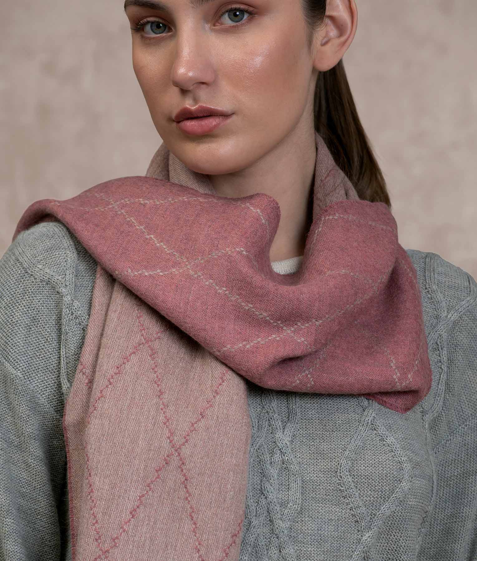Los Coquitos Sarga Scarf - Digital pink and Light taupe