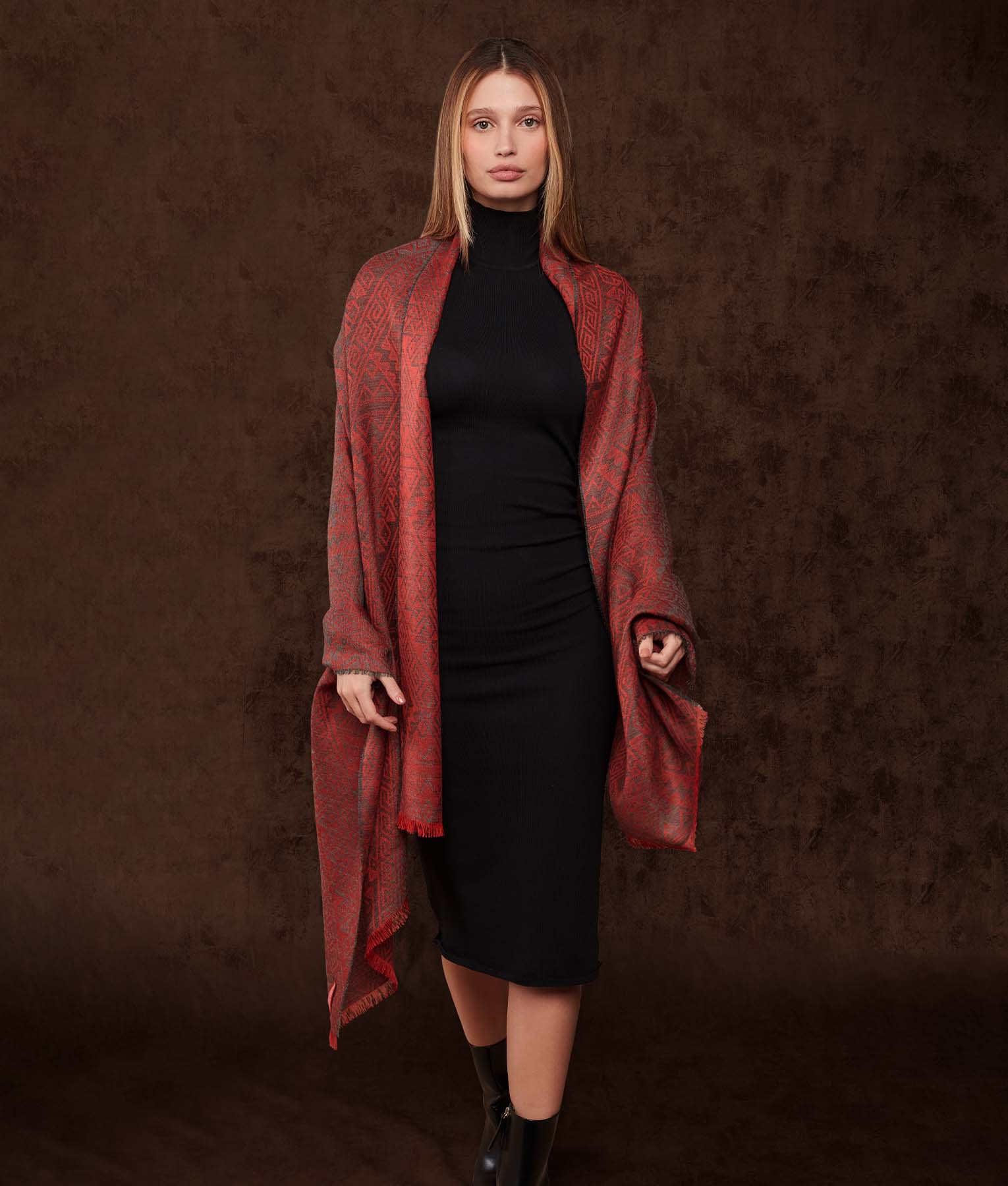 Chancay - El Equilibrio Shawl - Deep Coral And Velvet Gray