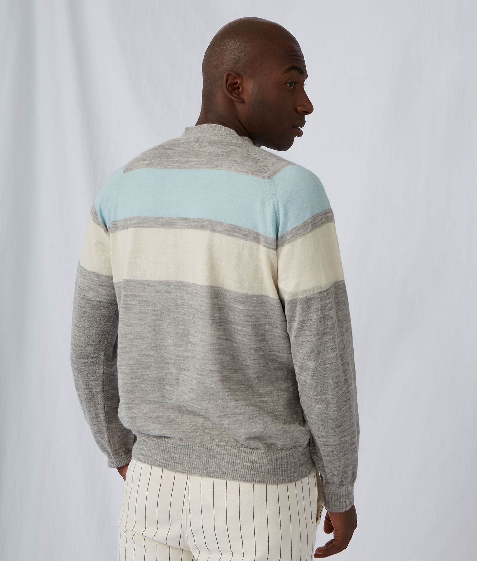 Men'S Vee Neck Intarsia Cardigan - Silver Gray