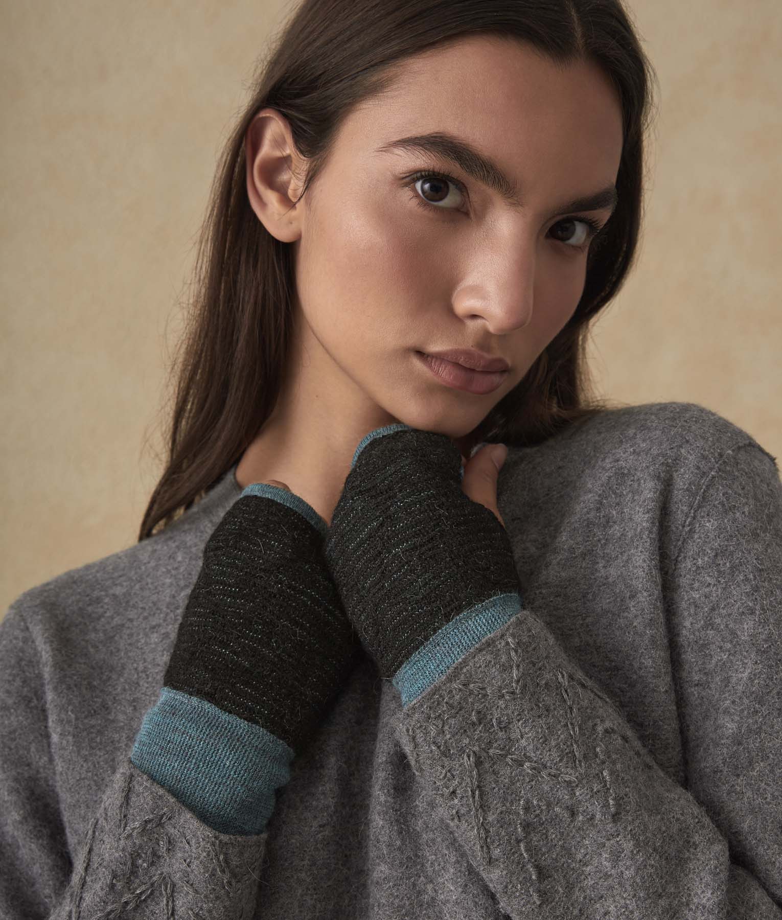 Tuck Stitch Mittens - Dragonfly And Jet Black