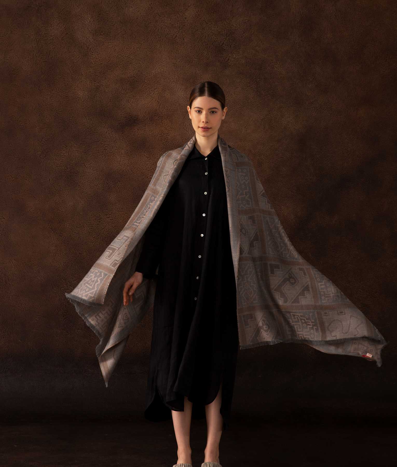 Chancay Little Windows Shawl - Satin Gray