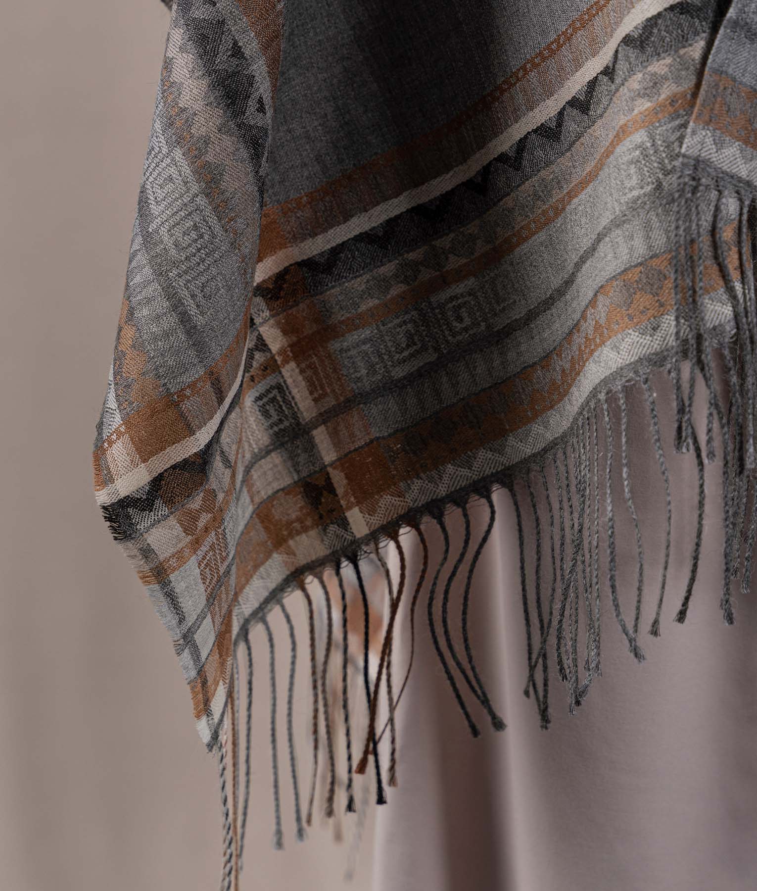 Jacquard El Pueblo Cape - Dark Heather Grey